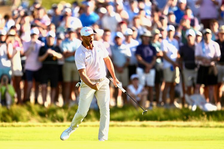 Clark avoids collapse, holds on for U.S. Open title
